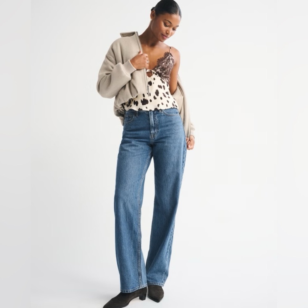 NWT! Abercrombie Curve Love Loose High Rise Jeans Medium Wash | Size 26 | - Picture 3 of 6